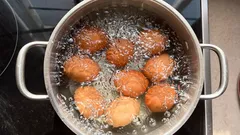 Po co potrząsać jajkami przed gotowaniem: trik, o którym nie wiedziałeś