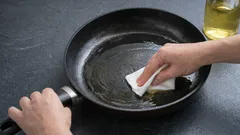 Jak przywrócić powłokę nieprzywierającą na patelni: pomoże w tym prosta sztuczka